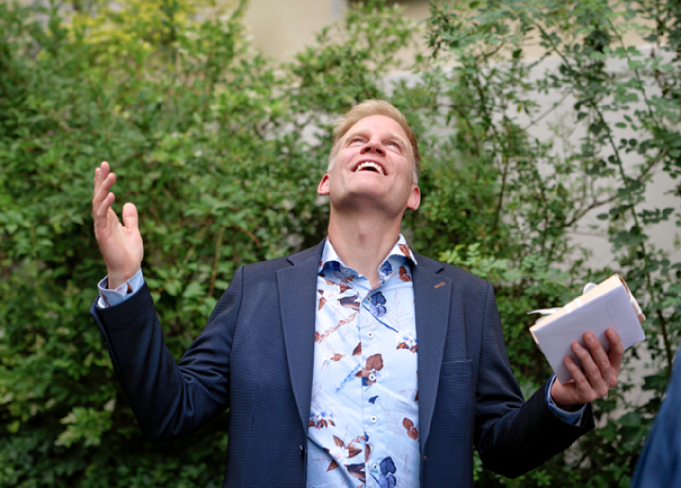 Rik Osinga am zelebrieren