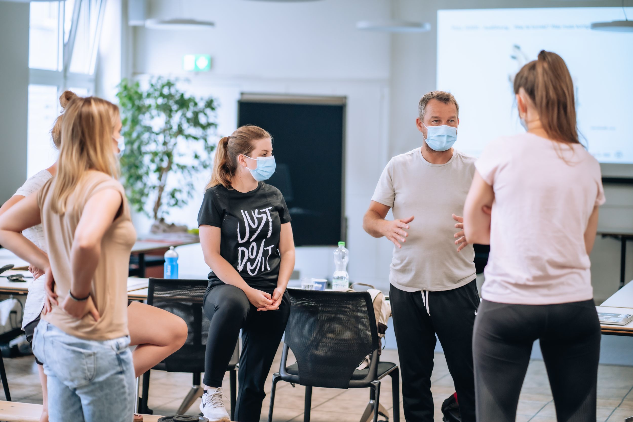 Ein Team aus Physiotherapeutinnen unf Physiotherpeuten beim gemeinsamen Workshop