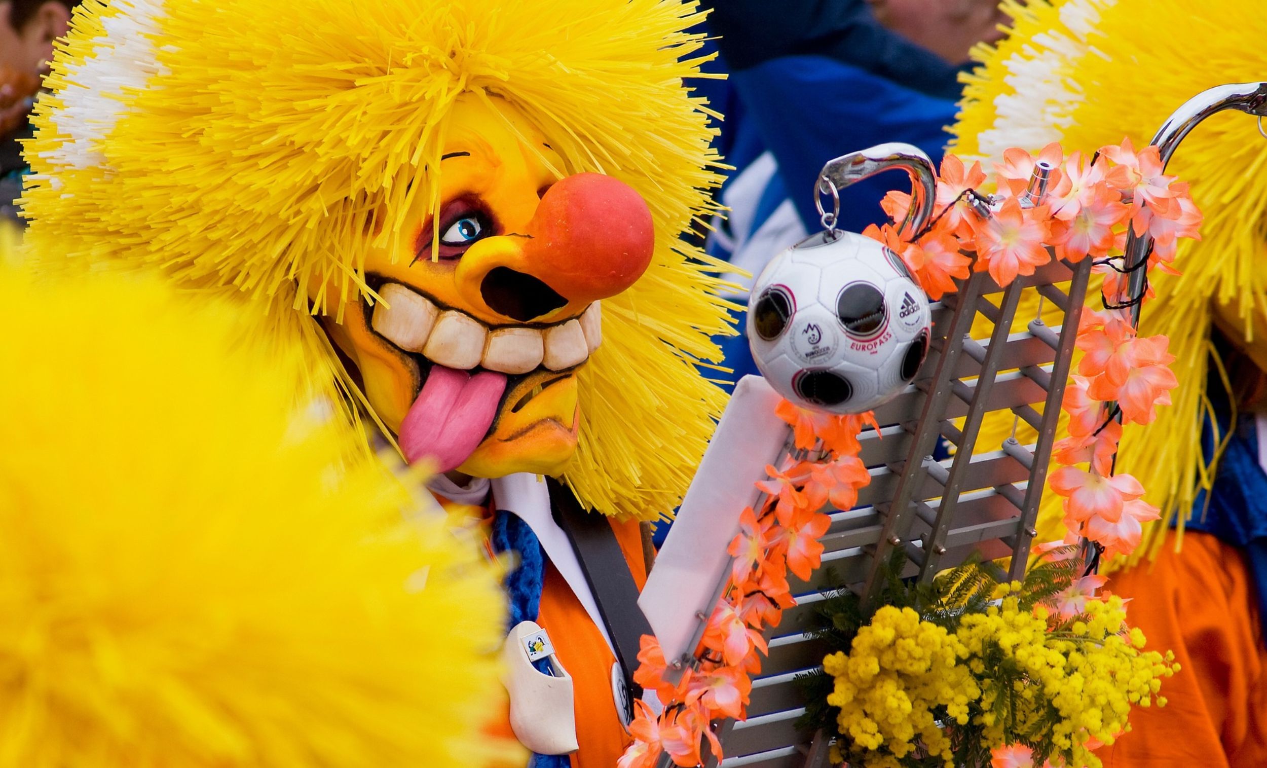 Gelber Waggis spielt an der Basler Fasnacht mit einem Glockenspiel