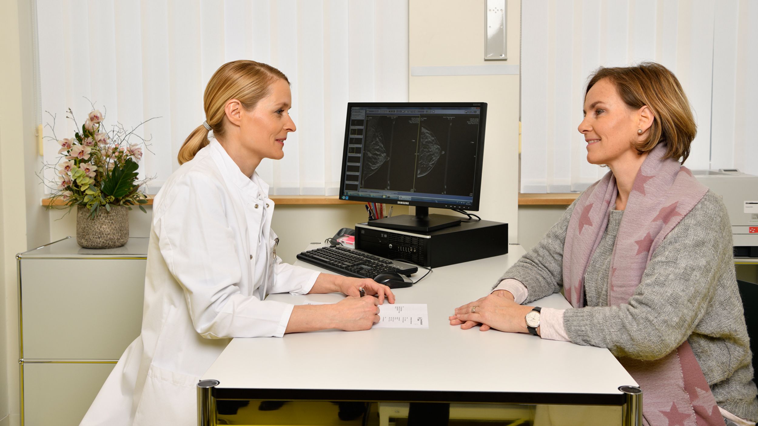 Eine Ärztin im Gespräch mit einer Patientin