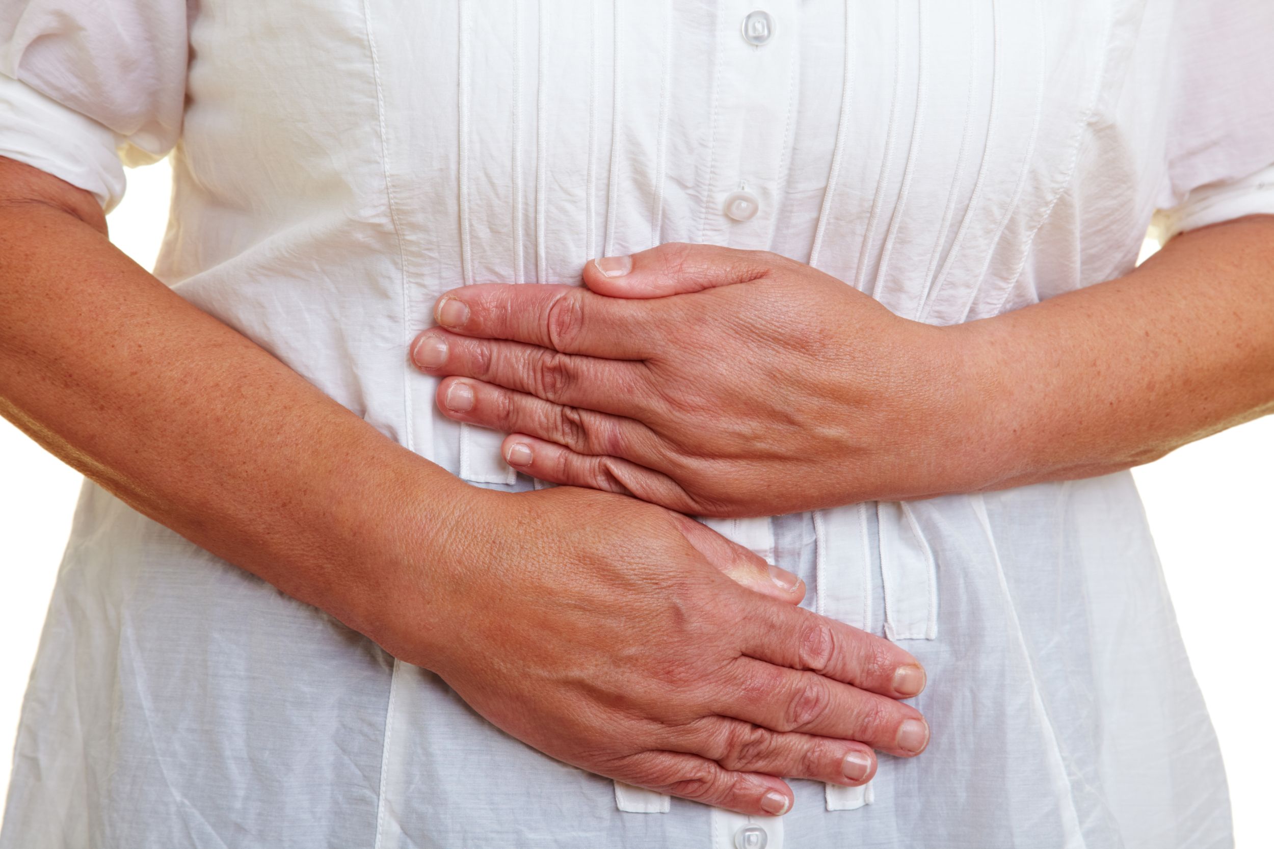 Frau hält ihren Bauch (wahrscheinlich wegen Schmerzen)