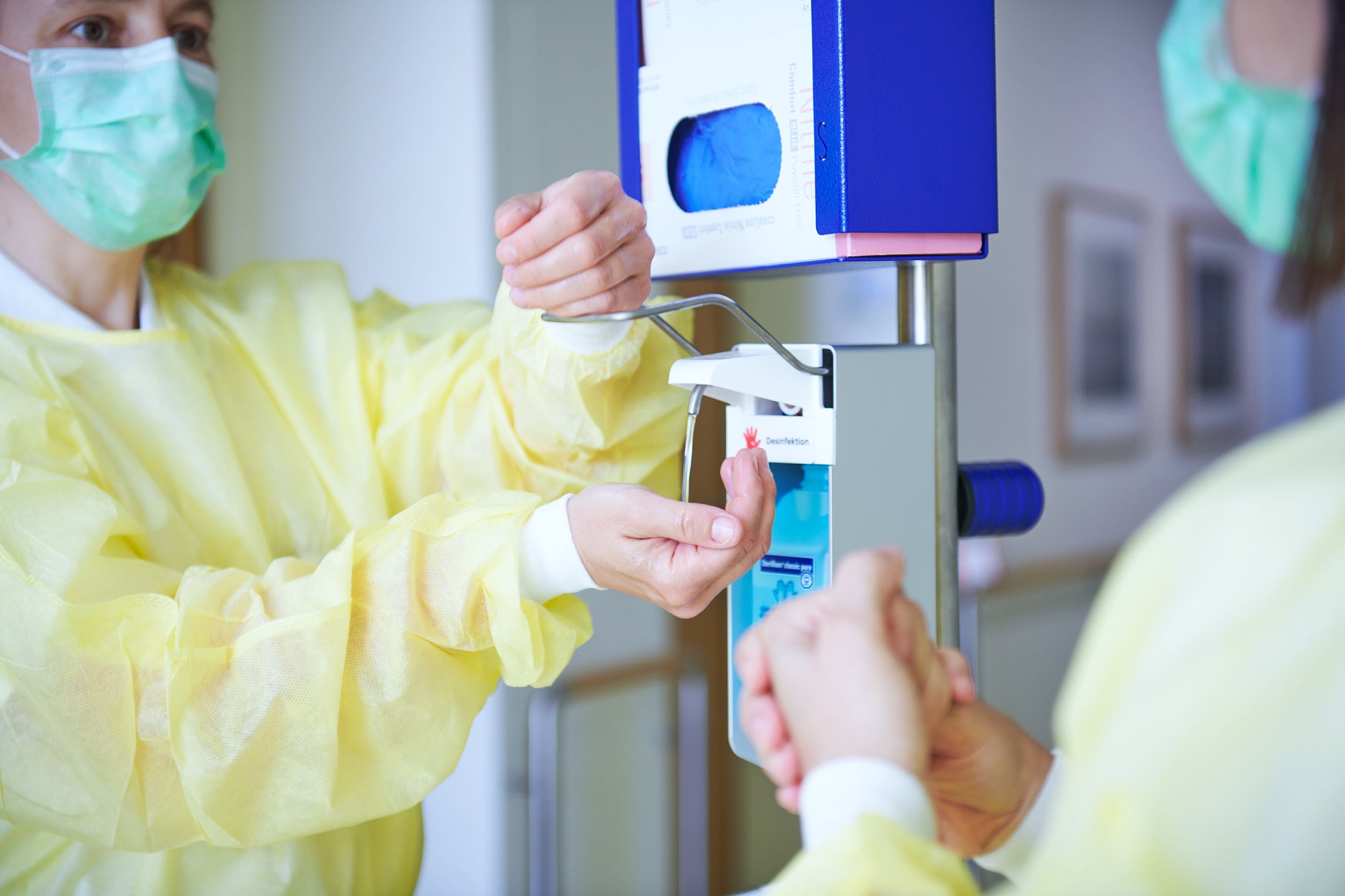 Zwei Mitarbeiterinnen der Klinik für Infektiologie bei der Händedesinfektion
