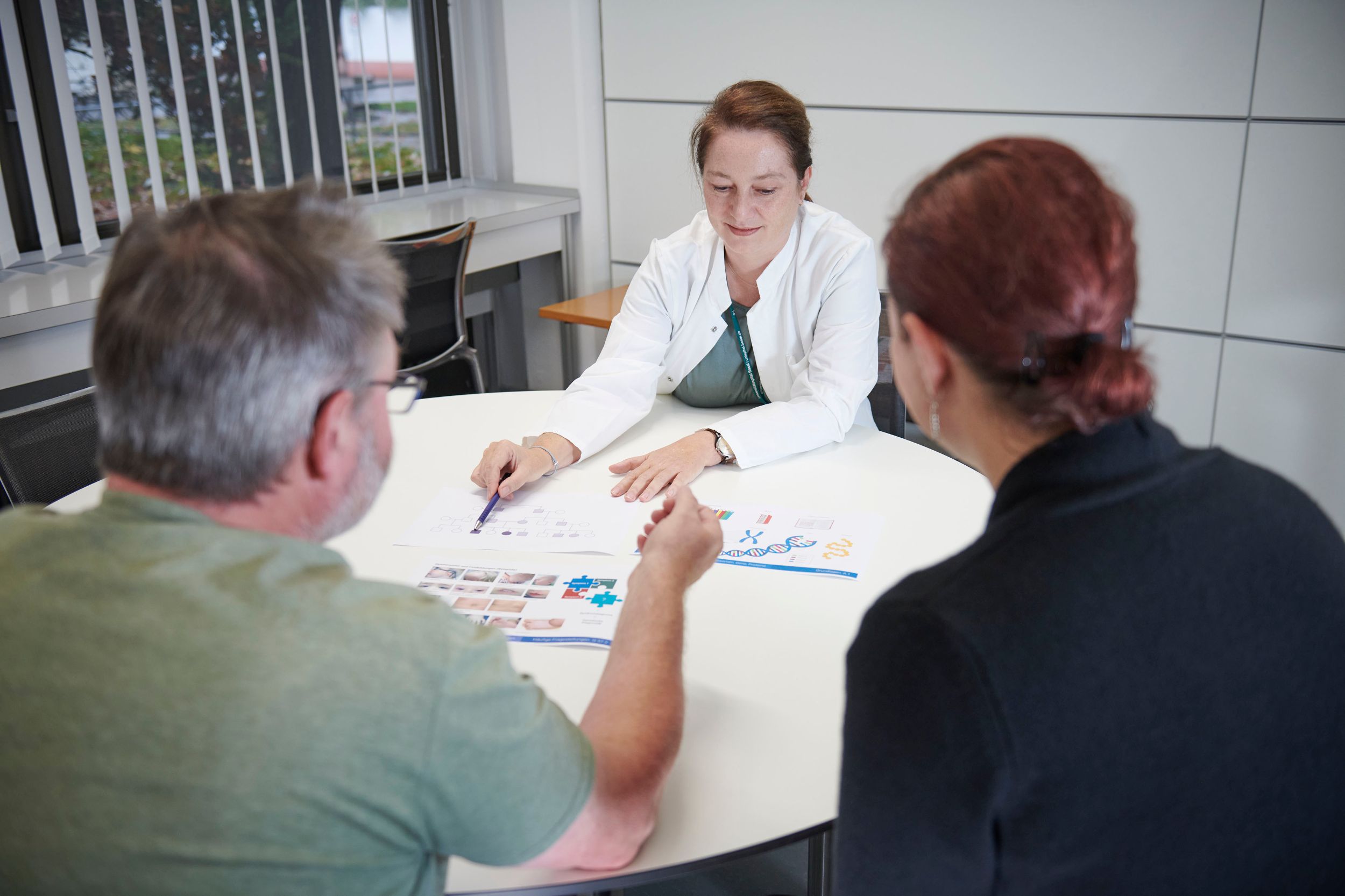 Mitarbeiterin der Med. Genetik im Gespräch mit Patienten