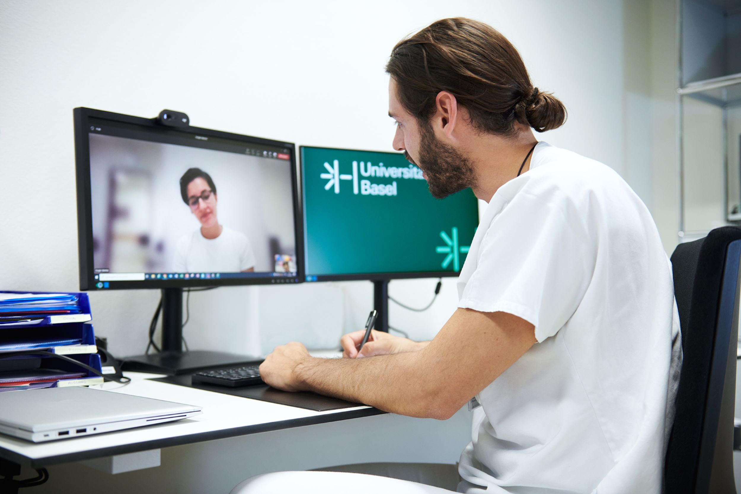 Arzt im Video-Call mit Patientin