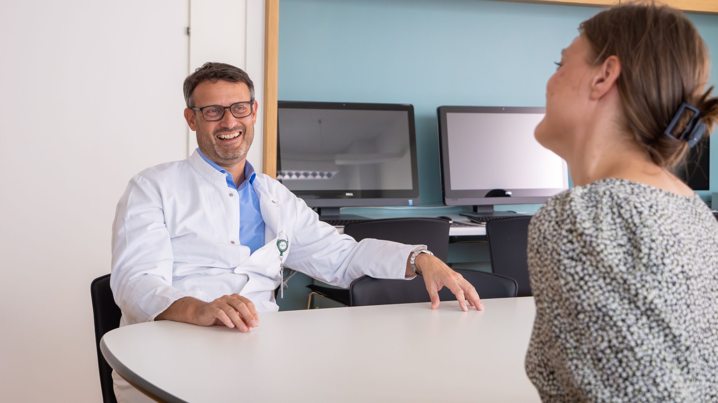 Prof. Luigi Mariani beim Patientengespräch im Wartebereich