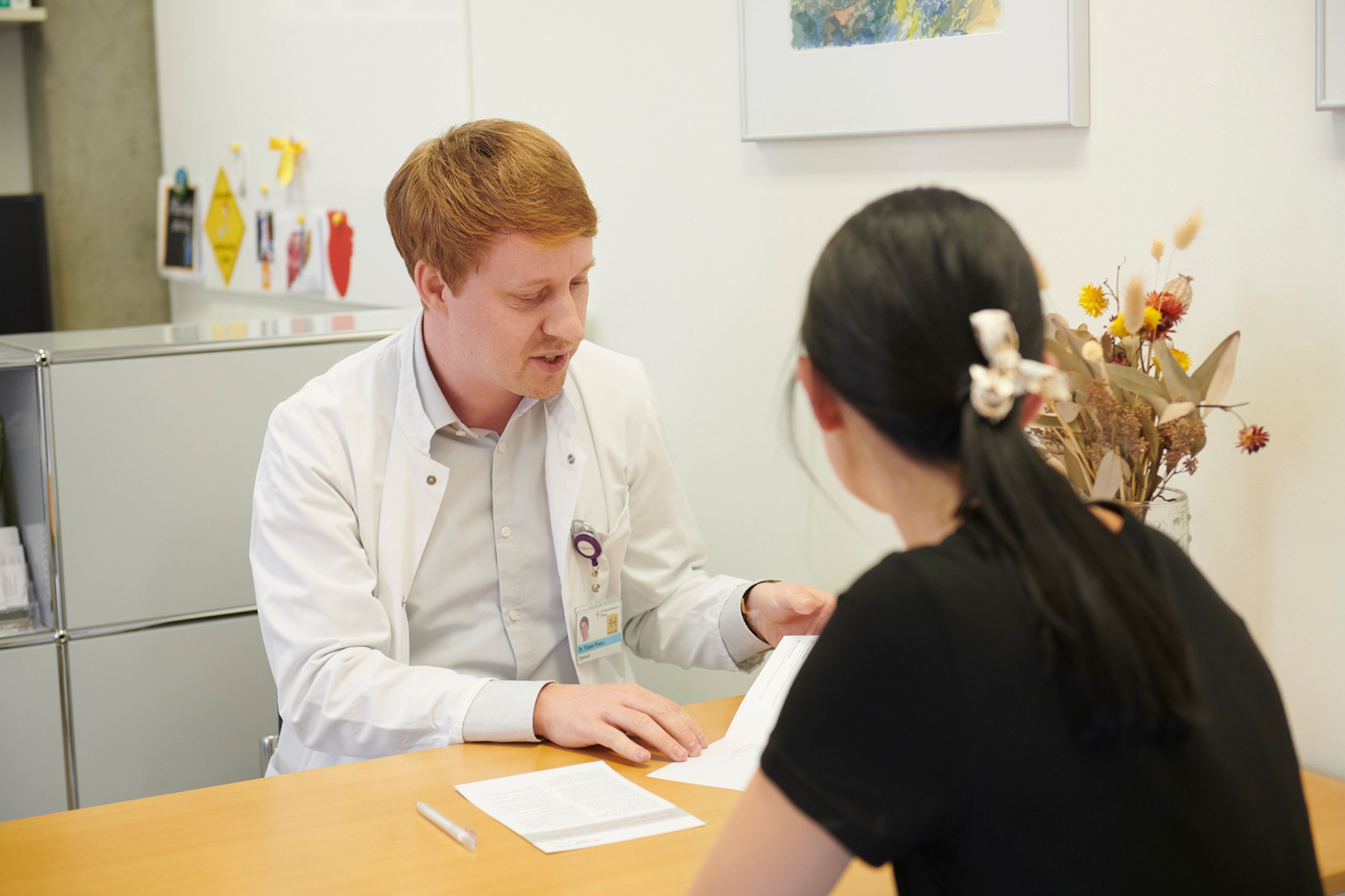 Arzt im Gespräch mit Patientin