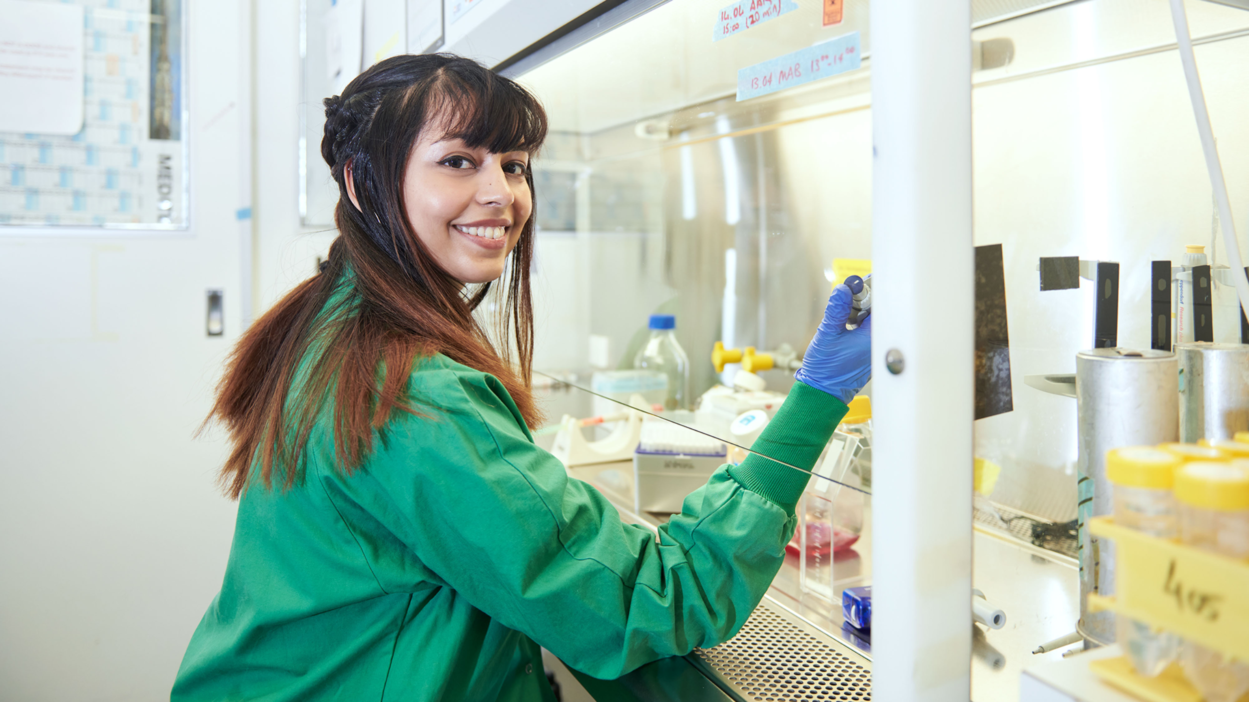 Forscherin am Departement für Biomedizin der Universität Basel bei der Arbeit