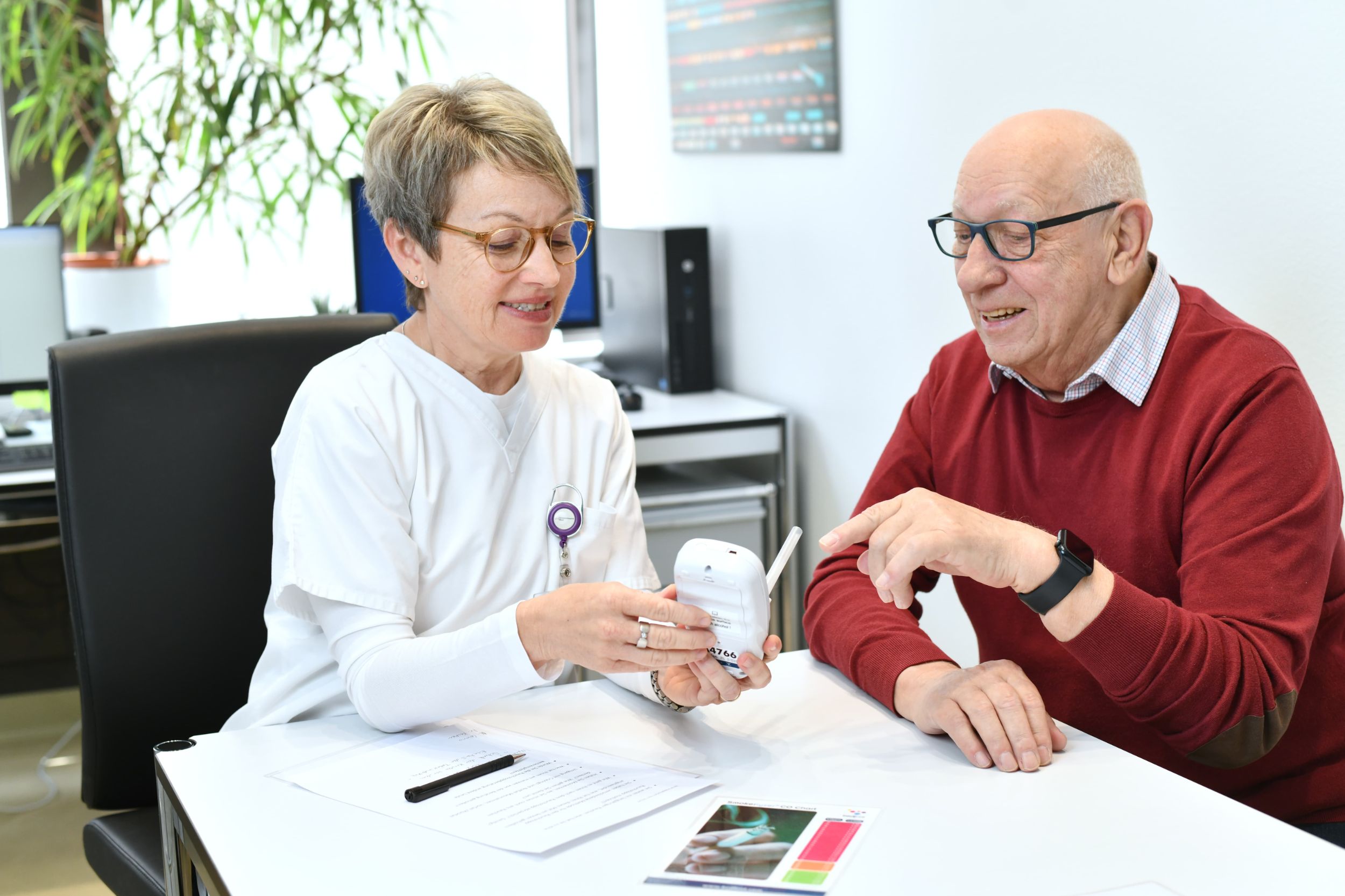 Ärztin und Patient besprechen Thema Rauchstopp.
