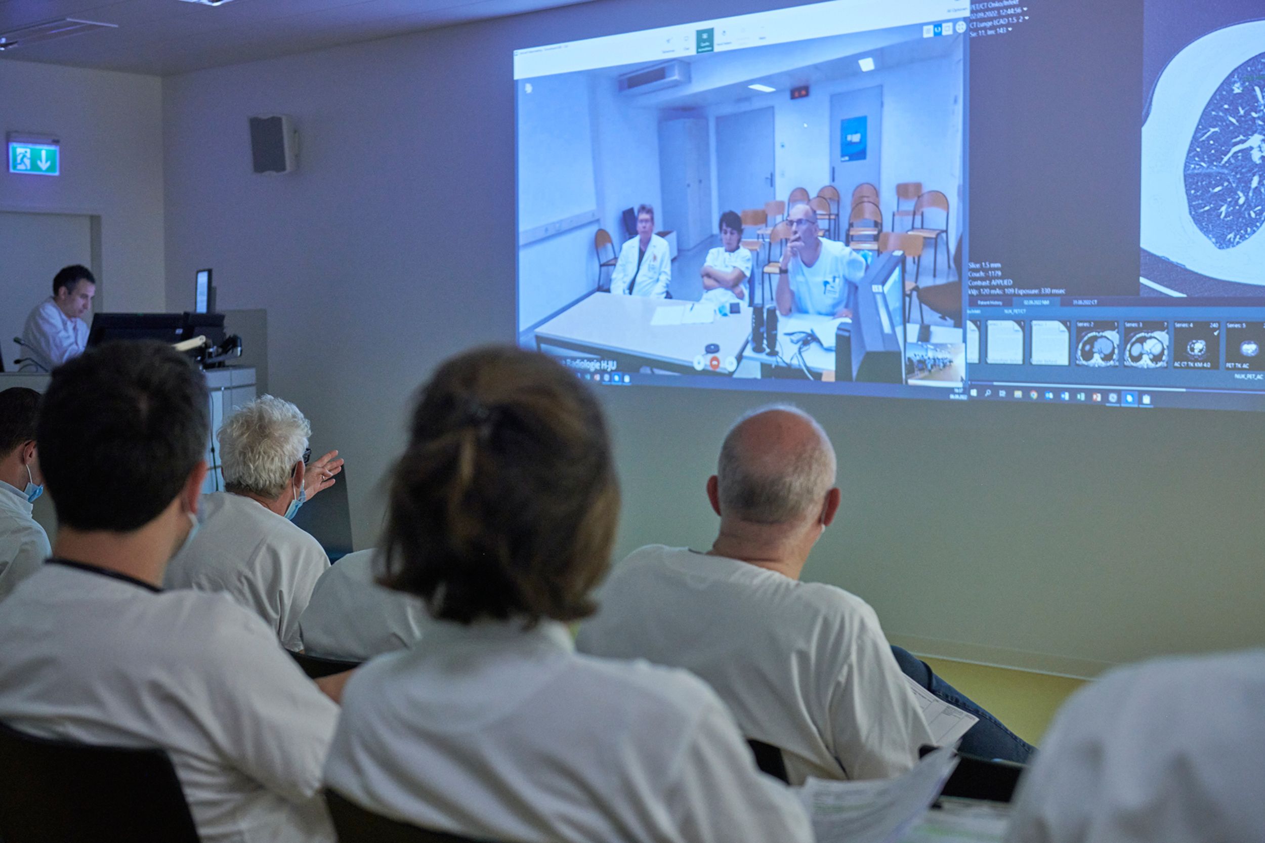 Ärztinnen und Ärzte bei einer Fallkonferenz des Lungentumorboards