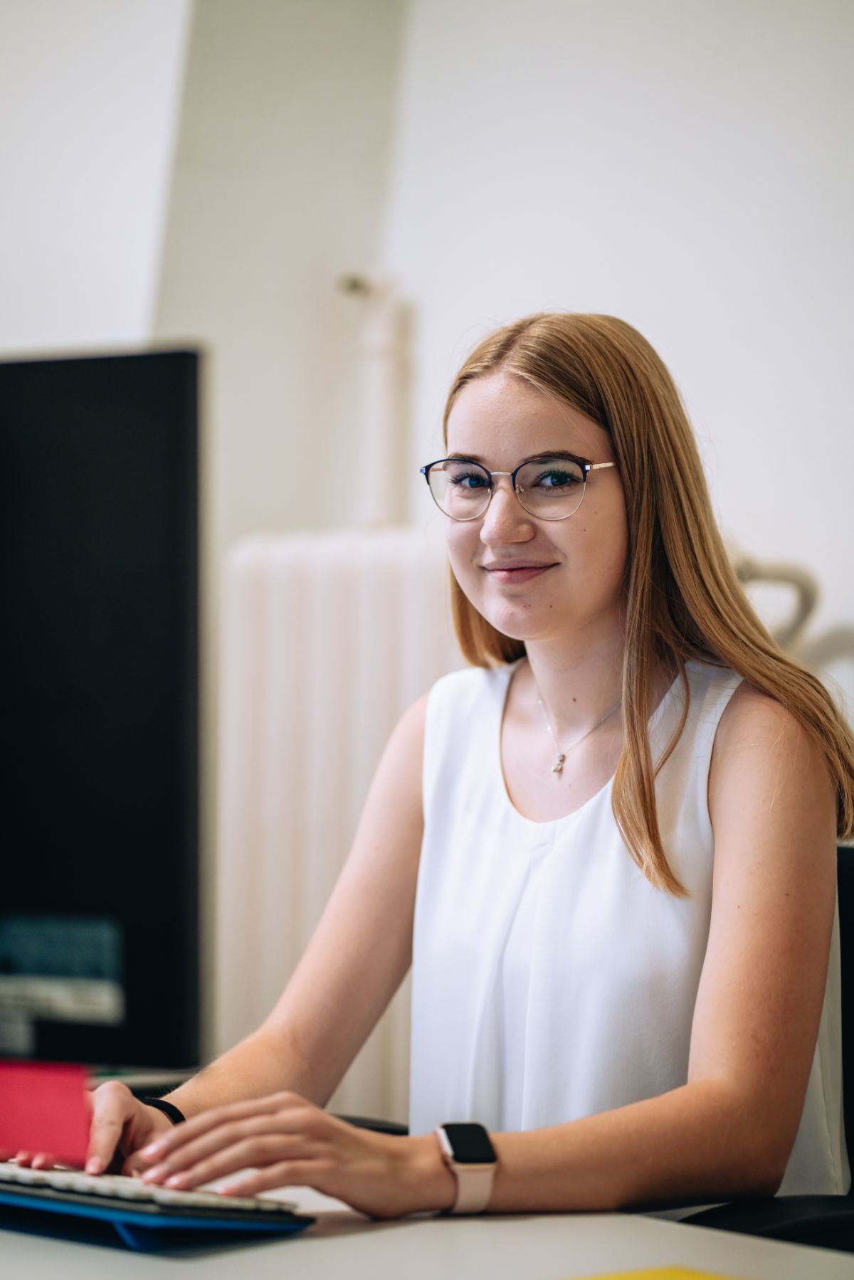 Büroassistentin vor dem Bildschirm