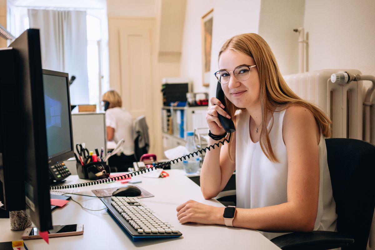 Büroassistentin telefoniert