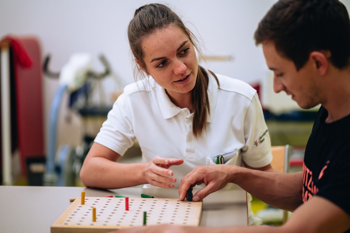 Ergotherapeutin mit Patienten in Therapie