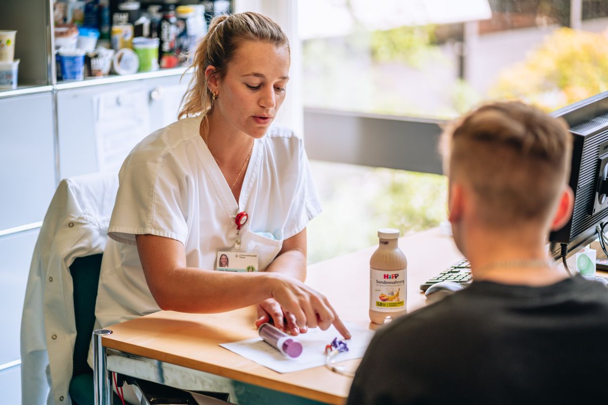 Ernährungsberaterin mit Patienten im Gespräch