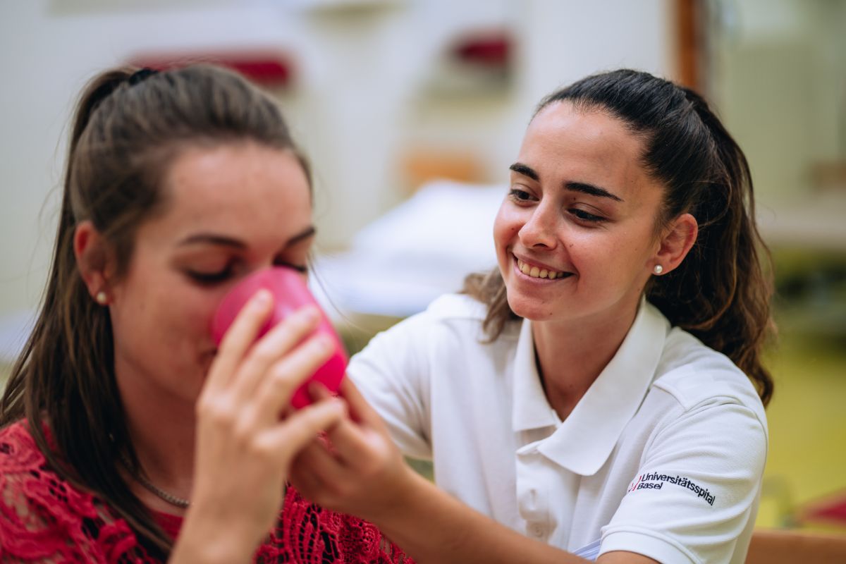 Logopägin unterstützt Patientin beim trinken