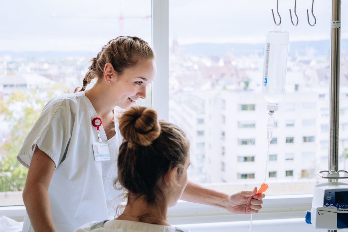 Fachfrau Gesundheit steht am Fenster