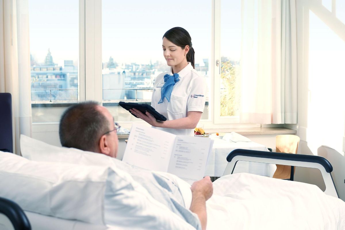 Patient privé dans un lit avec carte de menu