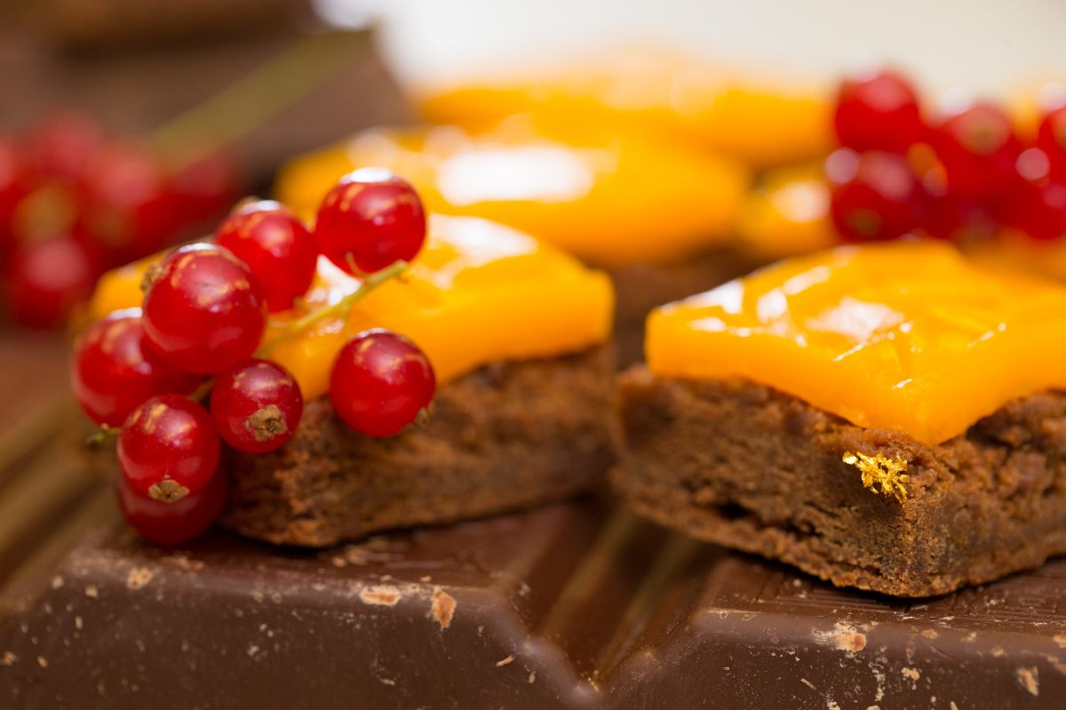 Une photo du gâteau au chocolat et à la mangue 