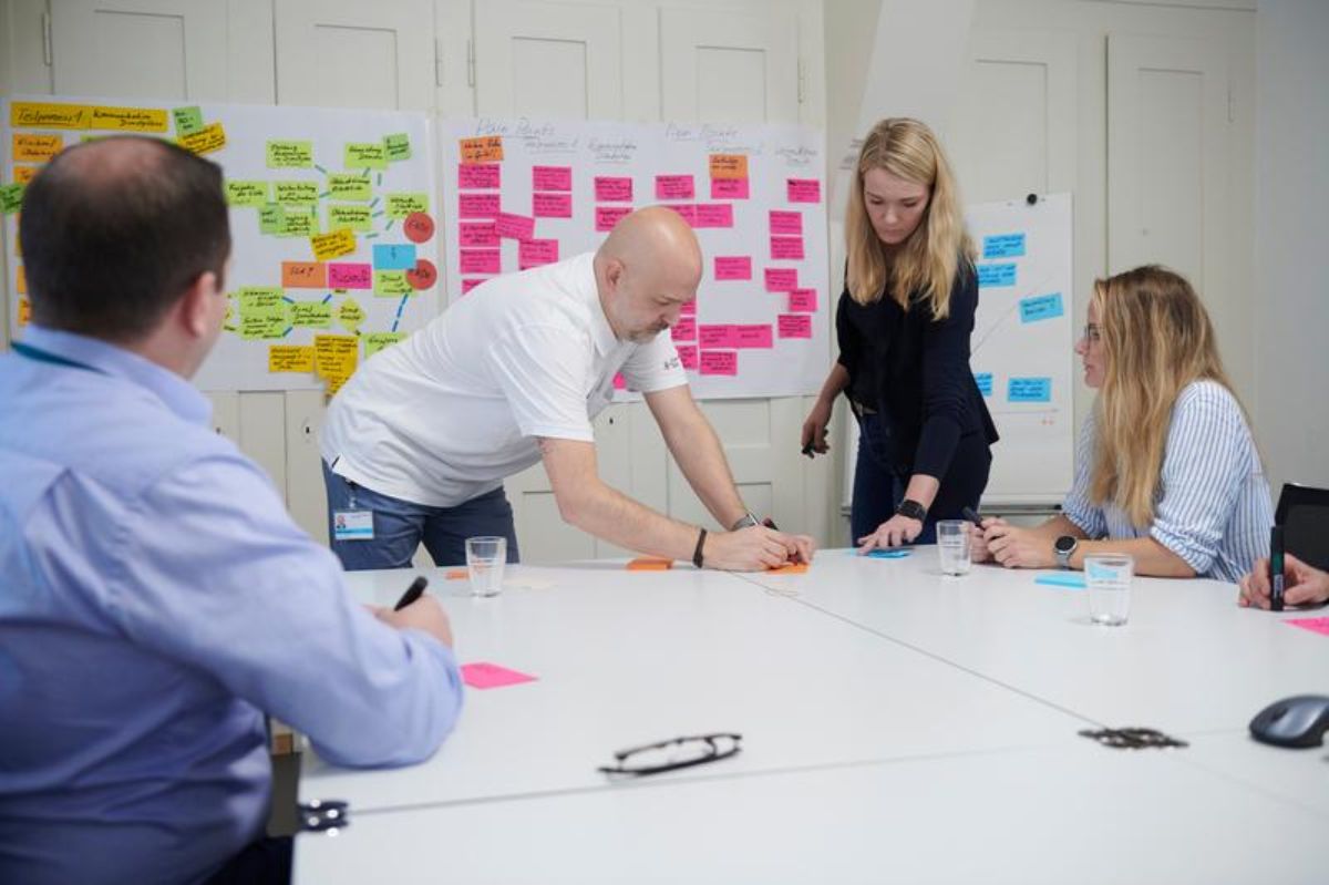 4 Personen an Workshop.