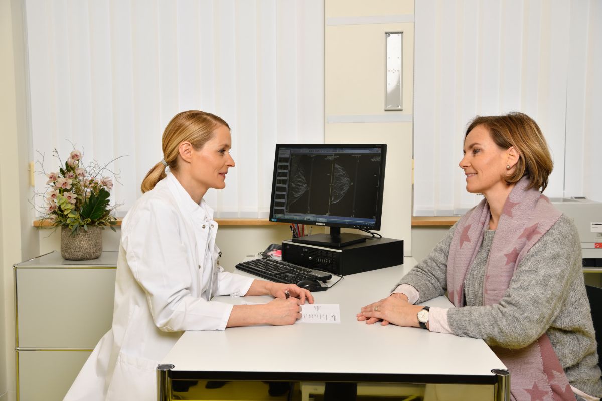 Ärztin spricht mit Patientin.