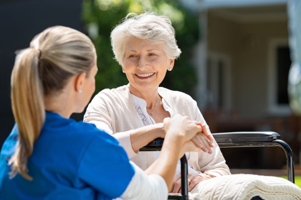 Pflegerin spricht mit Patientin