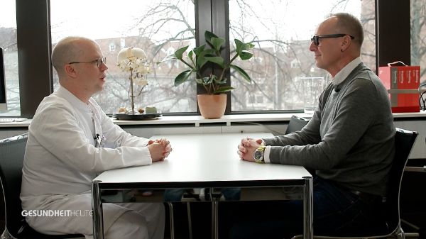 Heinz Meyer blickt zurück auf einen langen, herausfordernden Weg – mit einem glücklichen Ausgang. Vor fünf Jahren erhielt er die Diagnose Rachenkrebs. Heute, nach Operation, Bestrahlung und intensiver Nachsorge unter der Leitung von Dr. Jens Jakscha gilt er als krebsfrei.