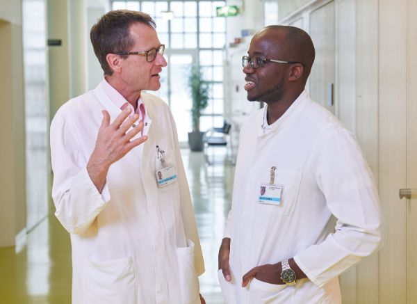 Robotische Fluoroskopie? Mit dem CIARTIC MOVE führt Prof. Norbert Suhm und sein OP Team und Applikationsspezialisten von Siemens Healthineers am USB derzeit eines der weltweit ersten Geräte ein.