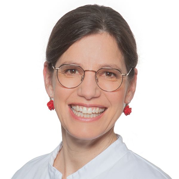 Die Schweizerische Arbeitsgemeinschaft für Klinische Krebsforschung (SAKK) freut sich, Frau Prof. Dr. med. Viviane Hess, Leitende Ärztin Onkologie am Universitätsspital Basel (USB) und Leiterin Vorsorge und Früherkennung in der Krebsliga beider Basel, als neue Präsidentin bekannt zu geben. Sie tritt ihr Amt am 1. Januar 2026 an. Prof. Hess wird auf Prof. Pless folgen, der die SAKK seit 2022 mit grossem Engagement und Fachkompetenz präsidiert.