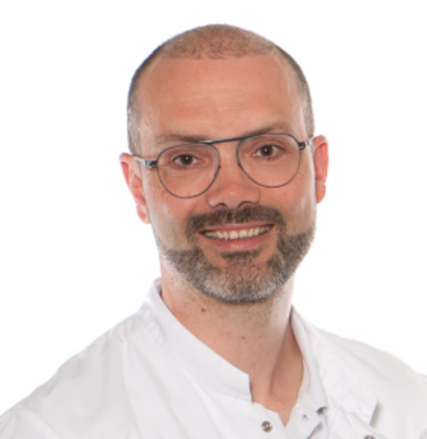 Seit dem 1.2.2025 verstärkt PD Dr. Kühl als Leitender Arzt das Team der Klinik für Infektiologie. Mit seiner umfassenden Expertise im Bereich muskuloskelettaler Infektionen ist er seit zwei Jahren als Kaderarzt führend am Zentrums für muskuloskelettale Infektionen (ZMSI) tätig und hat wesentlich zu dessen Erfolg beigetragen.

Das Team der Infektiologie freut sich über die Ernennung von PD Dr. Kühl zum Leitenden Arzt und auf die weitere Zusammenarbeit zur Stärkung der Infektiologie sowie des Zentrums für muskuloskelettale Infektionen (ZMSI) am USB.