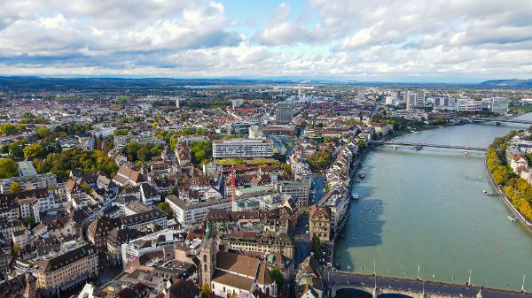 Heute beginnt eine neue Phase der Arbeiten zum Neubau des Klinikums 2. Der Bauzaun wird errichtet, und die Oberfläche wird gerodet und gesäubert.