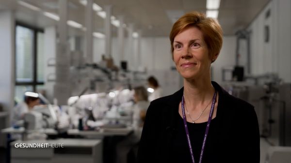 Eliane Gmür litt lange an einer ungeklärten Leberentzündung sowie weiteren Krankheiten. Mit modernsten Methoden der molekularen und digitalen Pathologie entdeckte das Team des Universitätsspitals Basel den Auslöser: eine seltene Virusart, die weltweit erst einmal beim Menschen nachgewiesen wurde.