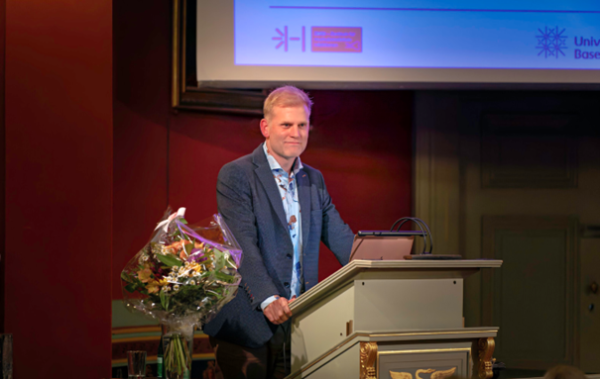 Am Freitagabend 14. Juni durfte PD Dr. Rik Osinga, Privatdozent für Plastische, Rekonstruktive, Ästhetische und Handchirurgie seine Antrittsvorlesung im ehrwürdigen Saal des Naturhistorischen Museums in Basel halten. Das Thema fand grossen Anklang im bis auf den letzten Platz besetzten Saal. Während dieser feierlichen Veranstaltung wurde auch für Laien verständlich dargestellt, weshalb Patienten mit orthoplastischen Problemen sowohl einen Chirurgen der Abteilung für Orthopädie/Traumatologie wie auch einen plastisch-rekonstruktiven Chirurgen benötigen.