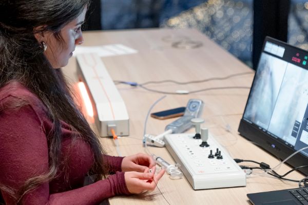 Das «Basler Angiographische Seminar und Training» (BLAST) vermittelt praxisrelevantes Wissen zur Neuroangiographie. Die Teile 2 und 3 der Workshop-Serie «BLAST LEVEL 2 Stroke & LEVEL 3 Aneurysma – Basler Angiographisches Seminar und Training» finden vom 27.–29. August unter Beteiligung internationaler Neurointerventionalisten am USB statt: Die theoretischen und praktischen Inhalte richten sich an Assistenzärzte*innen und Fachärzte*innen mit wenig bis mittlerer Erfahrung in der interventionellen Neuroradiologie. BLAST wird von den grossen deutschsprachigen Gesellschaften für Neuroradiologie unterstützt.