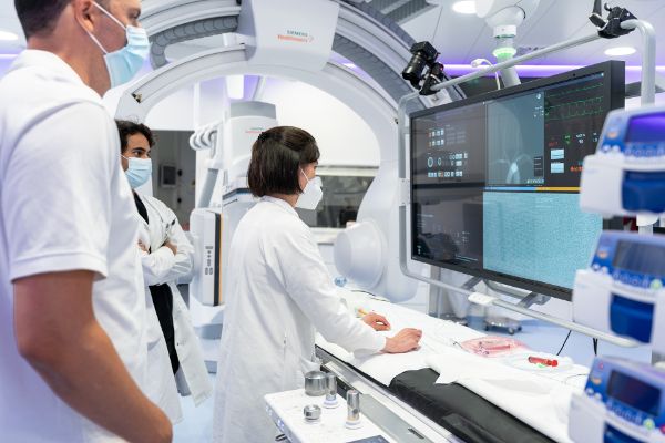 Unser Fachartikel zum Energieverbrauch interventioneller Bildgebungssysteme erhielt den Best of AJR 2024-Award des American Journal of Roentgenology. Er zeigt, wie der Betrieb dieser Geräte angepasst werden kann, um Energieverbrauch, Stromkosten und CO2-Emissionen erheblich zu senken – und einen Beitrag zur Nachhaltigkeit in der Medizin zu leisten.
