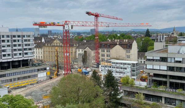 Seit dem Spatenstich im Januar 2024 hat sich die Baustelle für das neue Klinikum 2 deutlich verändert. Zeit für einen ersten Rückblick.
