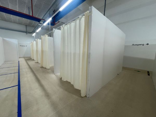 Wie alte Trennwände aus dem Covid-19 Testzentrum im Neubauprojekt Klinikum 2 eine zweite Chance bekommen