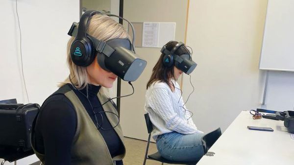 Das Universitäre Herzzentrum am USB stellt den Patientinnen und Patienten, die eine Transkatheter Aortenklappen-Implantation (TAVI) vor sich haben, neu eine VR-Brille zur Verfügung. Die Brille hilft bei der Aufklärung über den bevorstehenden Eingriff und kann während der Operation zur Entspannung der Patientinnen und Patienten eingesetzt werden.