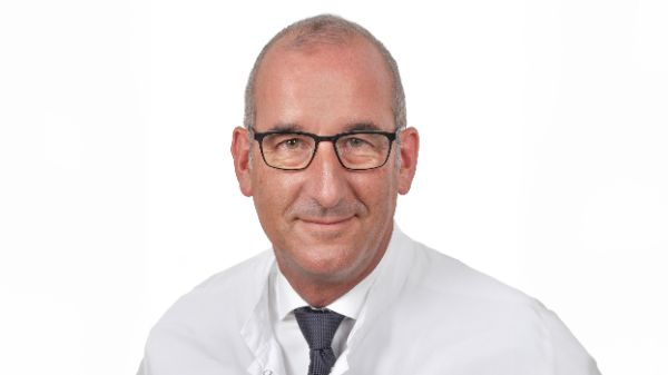 Prof. Dirk Johannes Schaefer im Podcast «Unisonar» zum Thema Schönheitschirurgie.