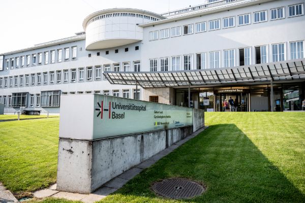 Im April 2023 kommt es am Universitären Herzzentrum Basel in der Kardiologie zu einem
Führungswechsel in der Abteilung Interventionelle Kardiologie. PD Dr. Gregor Leibundgut
übernimmt die Leitung der Abteilung Interventionelle Kardiologie von Prof. Christoph Kaiser,
der sich entschieden hat, die Leitungsfunktion per April abzugeben. Wie bis anhin leitet
Gregor Leibundgut weiterhin den Bereich Komplexe Koronarinterventionen (CHIP & CTO),
während PD Dr. Thomas Nestelberger neu die Leitung des Bereichs Strukturelle Kardiologie
übernimmt.