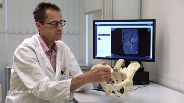 Beckenfrakturen treten besonders bei älteren Menschen nach Stürzen auf und führen oft zu erheblichen Einschränkungen der Mobilität. Am Universitätsspital Basel wird nun eine innovative Operationsmethode eingesetzt, die minimalinvasiv ist und auf hochmoderner Technologie basiert. Diese neue Technik erlaubt robotergestützte 3D-Bildgebung und ermöglicht eine besonders präzise und sichere Behandlung.